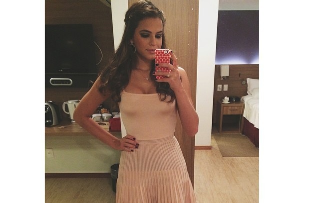 Bruna Marquezine posa de vestidinho e recebe elogios: 'Linda demais'