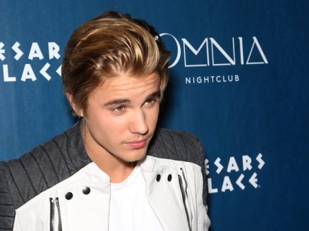 Com bigodinho discreto, Justin Bieber comemora 21 anos em boate