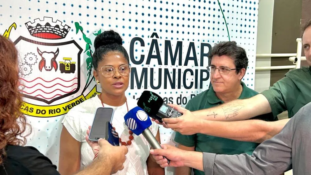 Legenda: O Ouvidor da Câmara João Nunes e a Ouvidora da Prefeitura de Lucas do Rio Verde Cleonice Pereira, durante coletiva sobre a Audiência Pública Autor da Foto: Rodrigo Mateus | Ascom Câmara