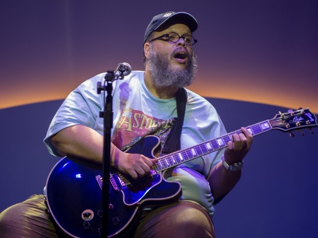 Ed Motta abre com 'Manuel' 1º show após polêmica e brinca com público
