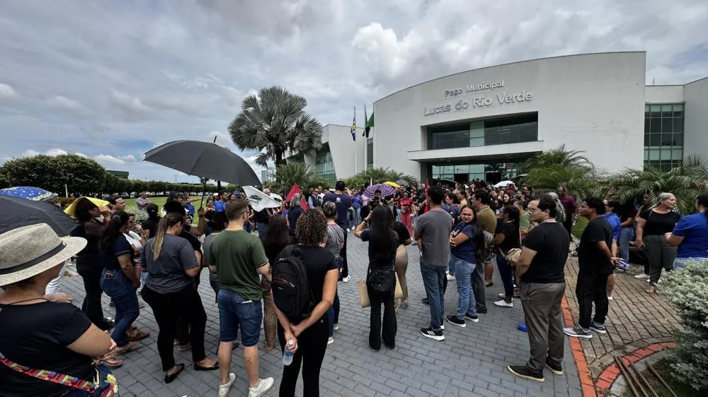 Mobilização da categoria em frente ao paço municipal durante debate sobre reajuste salarial. Foto: MT Agora