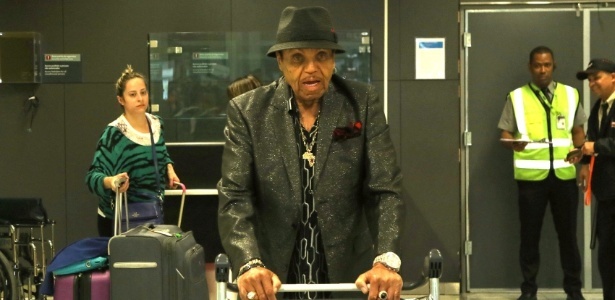 Pai de Michael Jackson sofre AVC e é internado em hospital de São Paulo