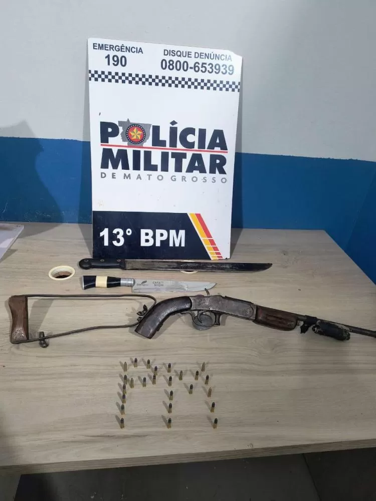 Homem é preso após agredir companheira com facão e esconder carabina artesanal no Parque das Araras