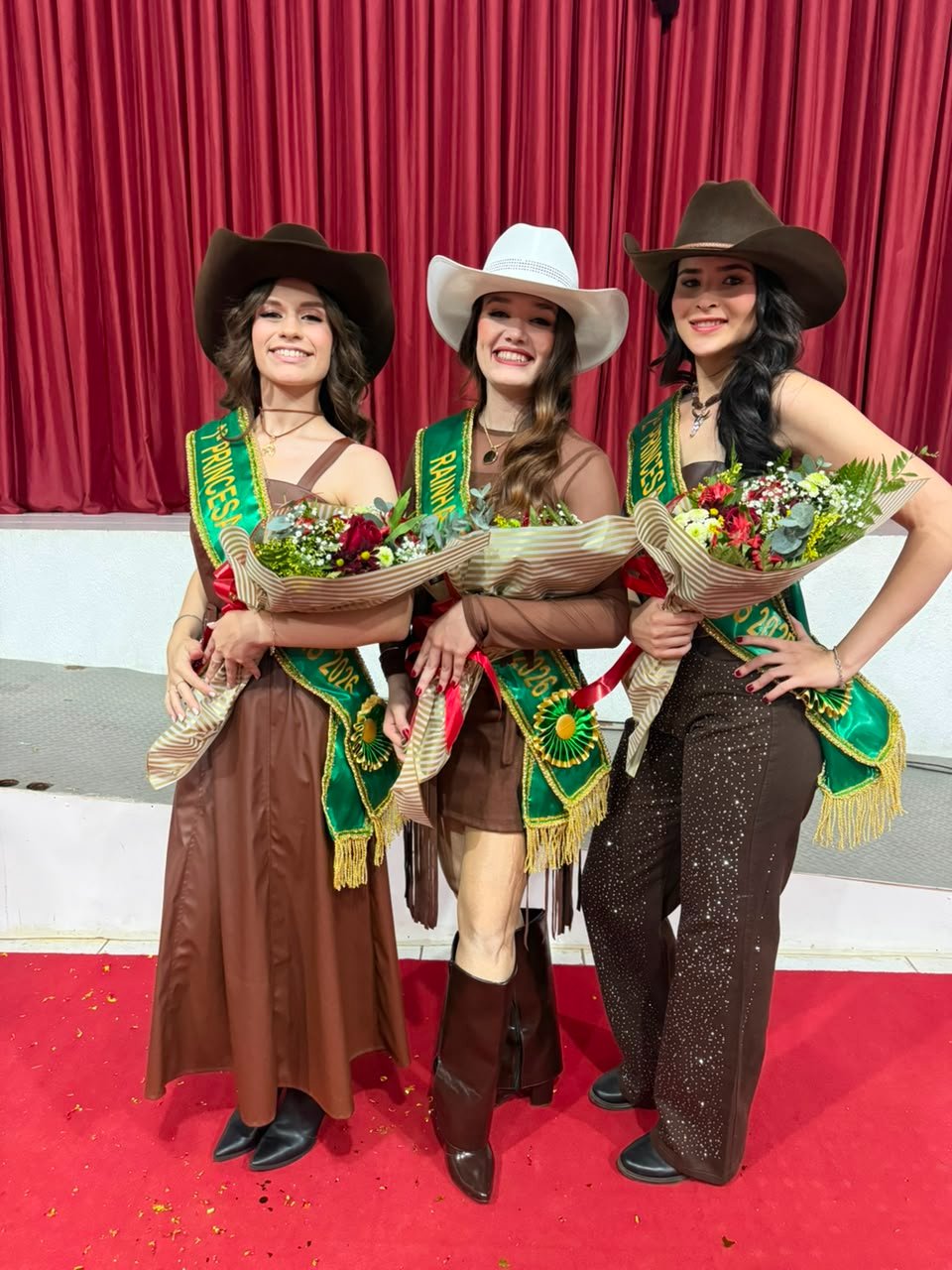 Lívia Marcolan é coroada Rainha da Expolucas 2026 em noite de celebração e emoção na Câmara Municipal