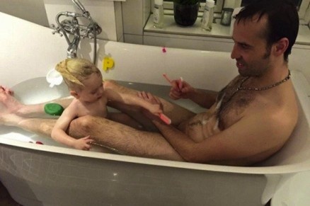 Pai é chamado de 'pedófilo' após aparecer nu com a filha na banheira