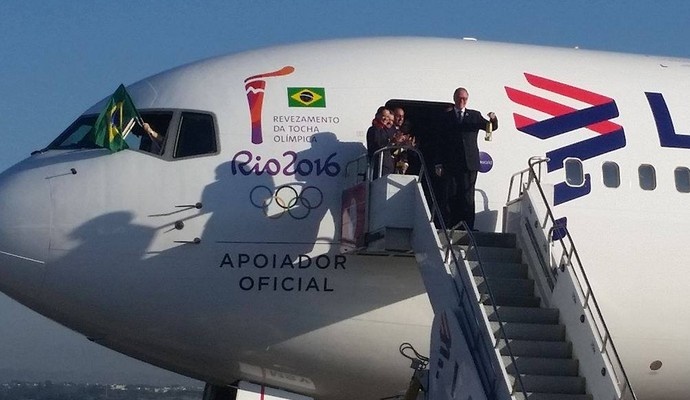 Chama olímpica chega ao Brasil para revezamento e ganha ''missão extra''