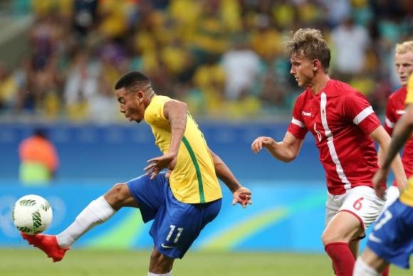 Brasil goleia Dinamarca e se classifica para as quartas no futebol masculino