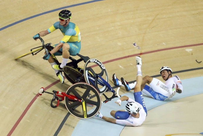 Sul-coreano sofre acidente e deixa velódromo com máscara de oxigênio
