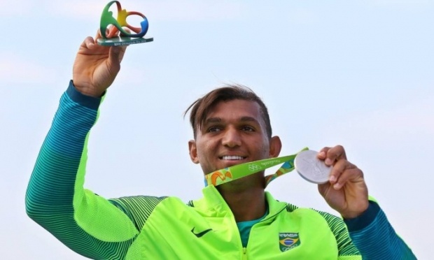 Isaquias Queiroz leva prata na Olimpíada e faz história na canoagem