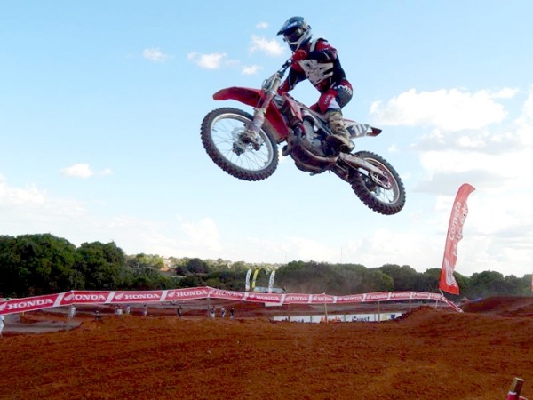 Pilotos de Alta Floresta dominam Circuito Estadual de Motocross em Lucas do Rio Verde