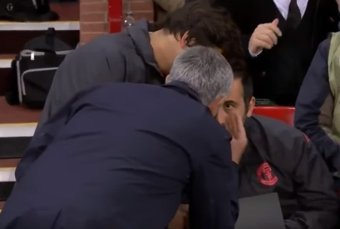 Mourinho dá bronca em assistentes por orientações erradas para Pogba