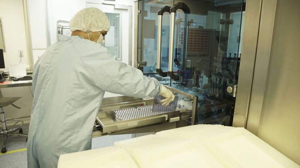 Fiocruz entrega vacinas produzidas no Brasil contra covid-19