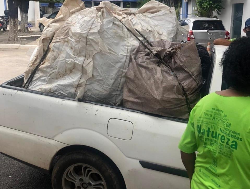 CGE doa 90 quilos de materiais recicláveis à associação de catadores