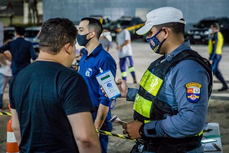 Fiscalização aplica R$100 mil em multas por aglomeração em estabelecimentos comerciais