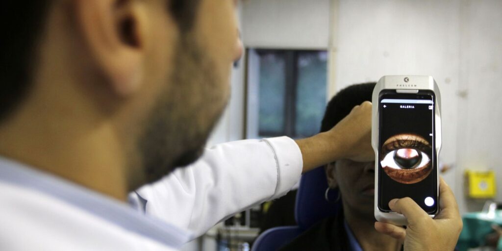 Pesquisa revela que forma grave de covid-19 pode afetar os olhos