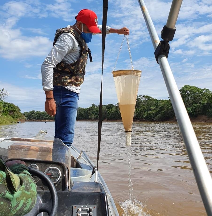 Batalhão Ambiental auxilia em coleta no Rio Cuiabá para estudos de impactos das queimadas