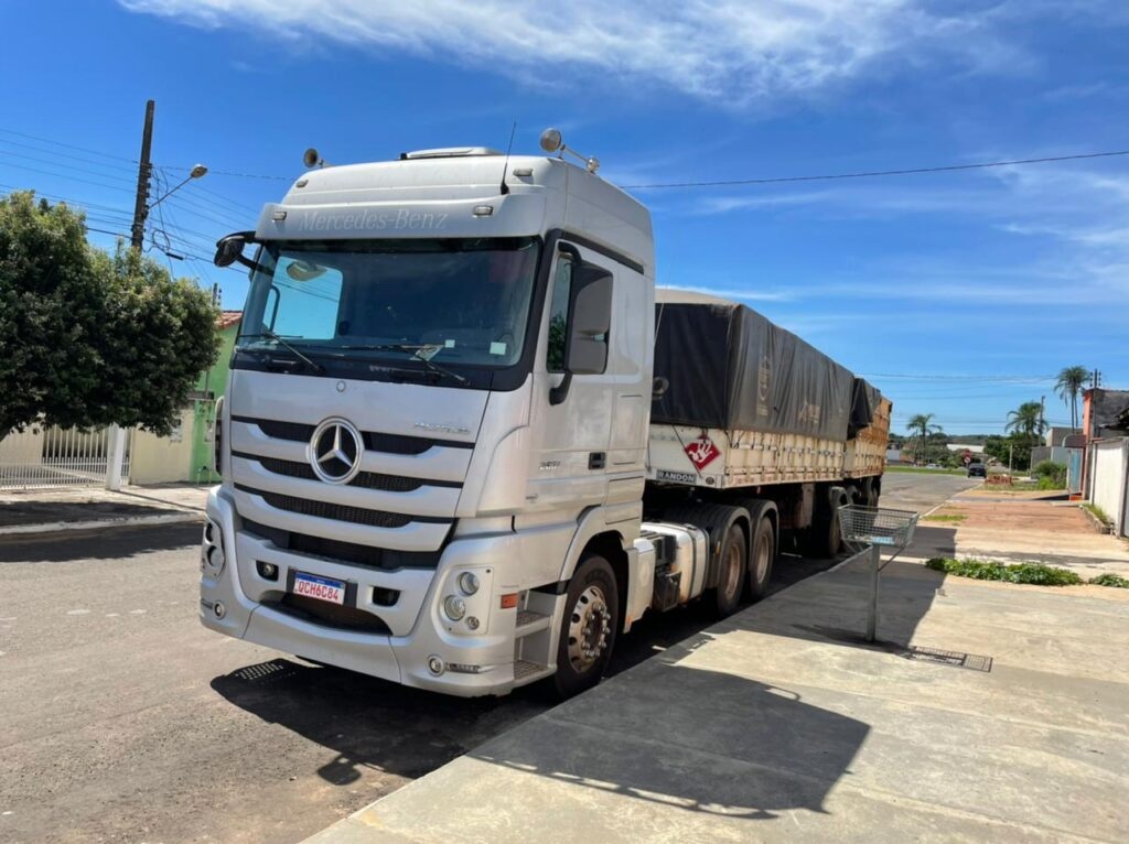 Policiais civis recuperam carreta carregada com soja roubada na noite anterior