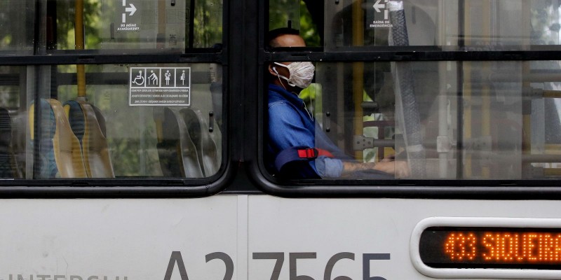 Covid-19: média móvel de mortes cai e de casos aumenta