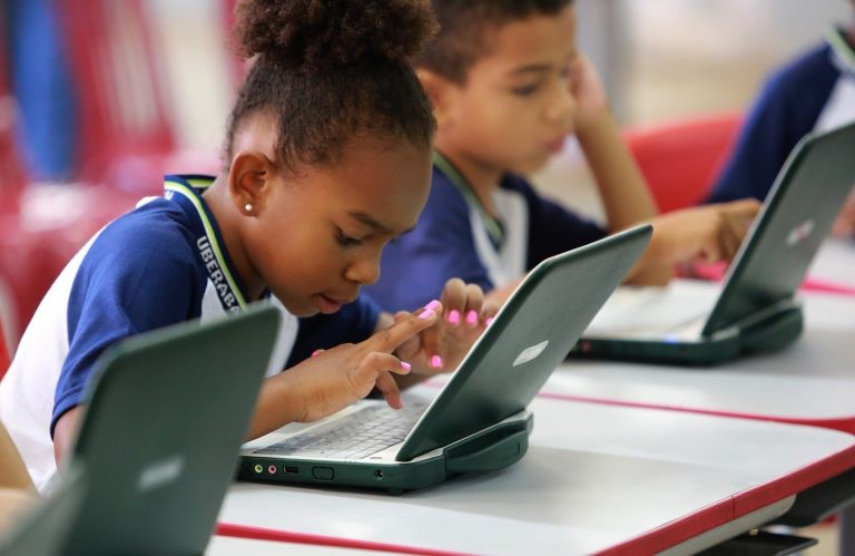 Deputados discutem criação de disciplina para combater pedofilia na internet