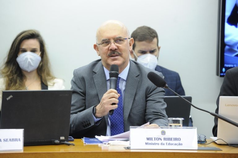 Ministro defende volta imediata às aulas presenciais