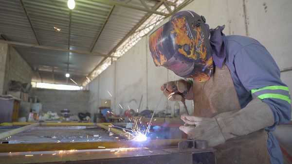 Fábrica oferece trabalho a reeducandos do CDP e materiais para espaços públicos de Lucas