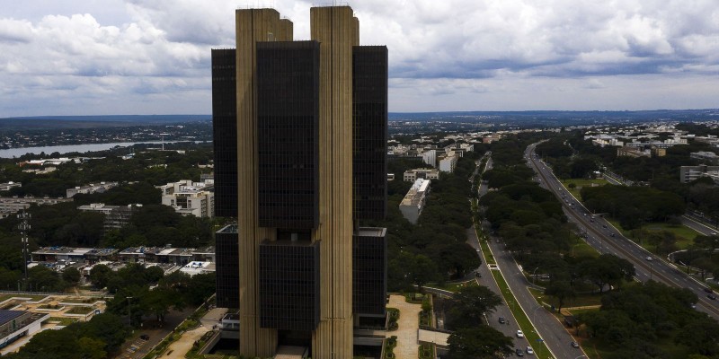 Riscos fiscais levam BC a adotar política mais contracionista